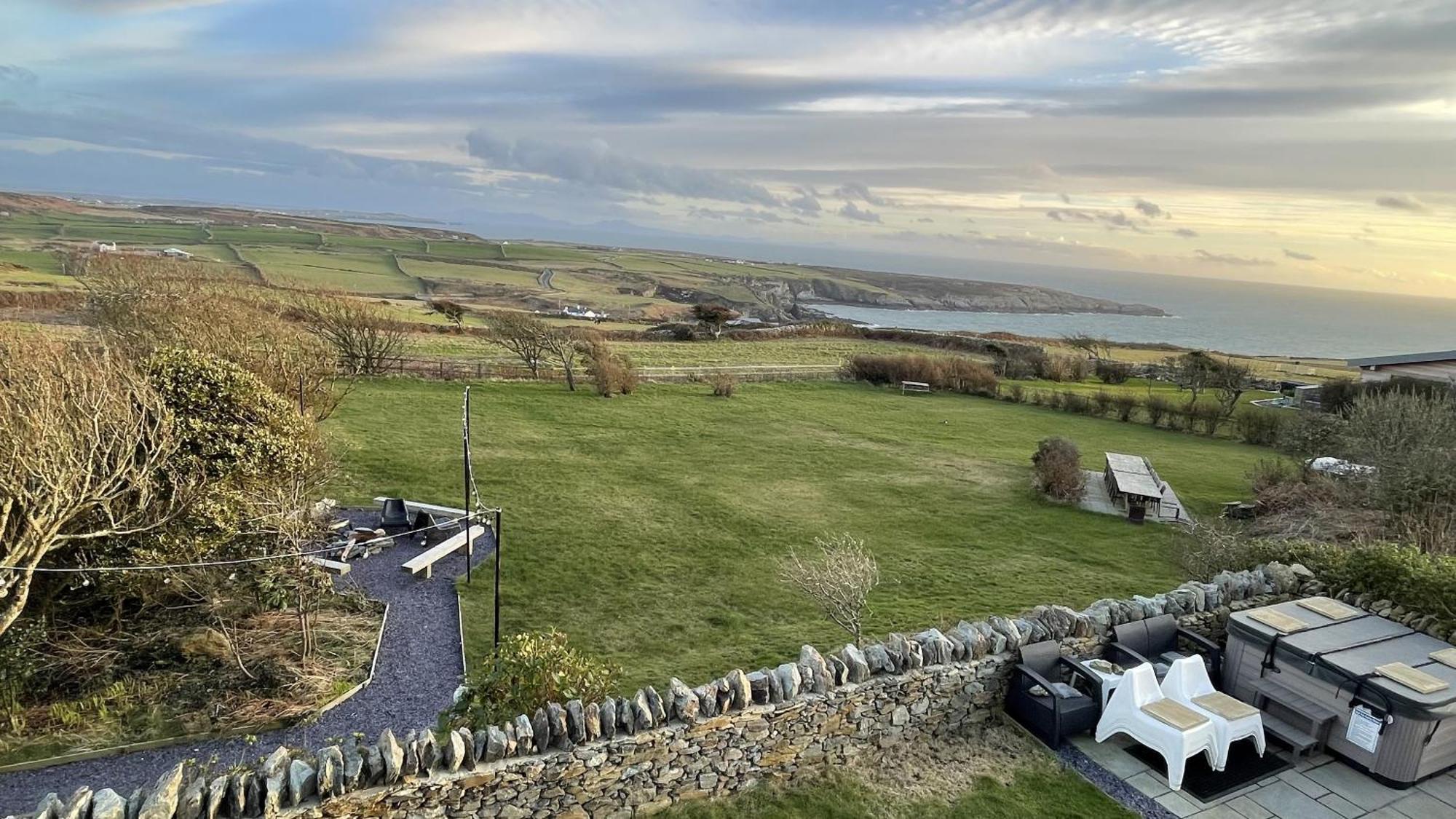 Tan Y Cytiau Villa Holyhead Bagian luar foto
